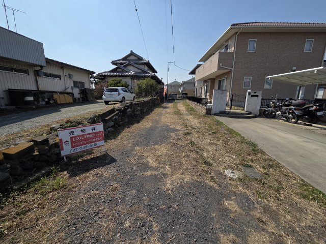 敷地の入り口部分。こちらに縦列駐車が可能です！