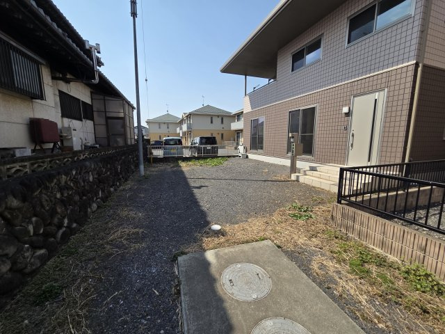 敷地内部。並列2台駐車可能。入り口からバックしてくる必要がございます。