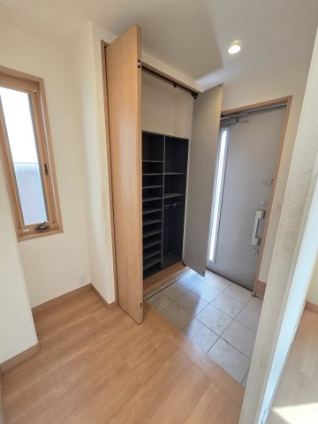 現地写真　玄関収納は可動棚！ブーツや長靴など、仕舞う物に合わせて高さ調整ができ便利です！
