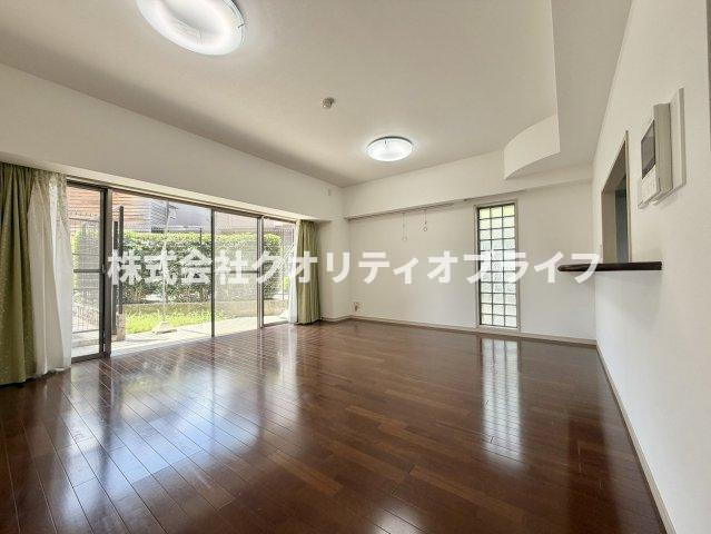 バルコニーに広く面した横長タイプのリビング。窓が大きいため開放感があり、ダイニングスペースとリビングスペースの家具の配置をスッキリと分けることができる間取りです。