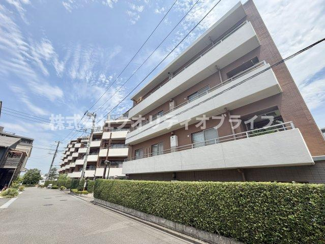 青空に美しく映える、明るく上品な色彩でまとめられた外観デザイン。周囲には高い建物が少なく、陽当りや通風を遮らない贅沢な立地に堂々と佇む、開放感と暮らしやすさを両立したマンションです。