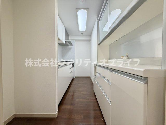 圧迫感を与えないすっきりとしたデザインが、お部屋全体をさらに広く見せてくれる洗練されたキッチン。無駄のないクリーンな佇まいで、毎日の何気ない調理時間をちょっと特別なものに変えてくれます。