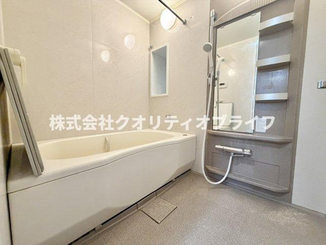 1日の疲れをゆったりと癒せる、クリーンで心地よいバスルーム。お気に入りの入浴剤を入れて、贅沢なリラックスタイムを過ごせる空間です。毎日のバスタイムが楽しみになるような、開放感のある設計です。