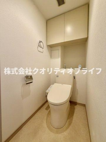 丁寧に使用されてきた、どこかホッとする温かみのある現況のトイレ。あえてこのままコストを抑えて暮らすも良し、お好みのカバーや小物を置いて、自分だけの落ち着く空間へカスタムするのもおすすめです。