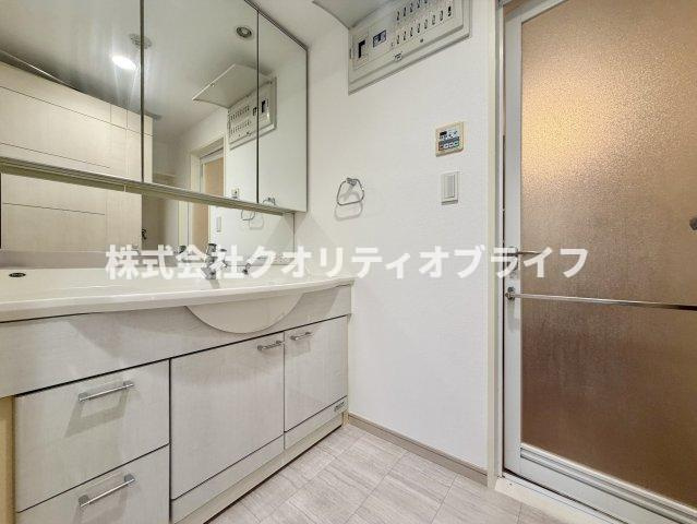 ゆとりある洗濯機置き場を併設した、使い勝手の良い洗面脱衣室。お風呂場への動線もスムーズで、脱衣から洗濯、朝の準備までを一歩の移動で効率よくこなせる、家事ラクを意識した機能的な間取りです。