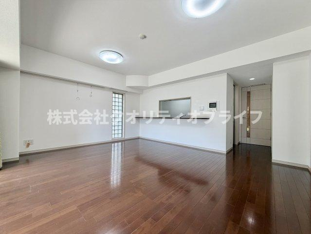 南向きの大きな窓から心地よい光が差し込む明るいLDK。家族が集まりゆったり寛げる開放的な空間設計です。実際の陽当りや風通しの良さは、写真以上に心地よさを感じられます。
