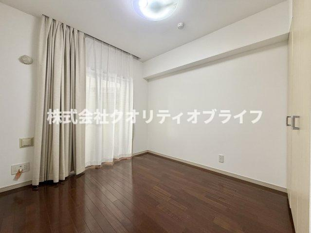 使い勝手の良いクローゼットが標準装備された洋室。衣服や日常の荷物をすっきりと収められるため、余計な収納家具を置く必要がなく、お部屋本来の床面積を最大限に広く活用できるのが嬉しいポイントです。