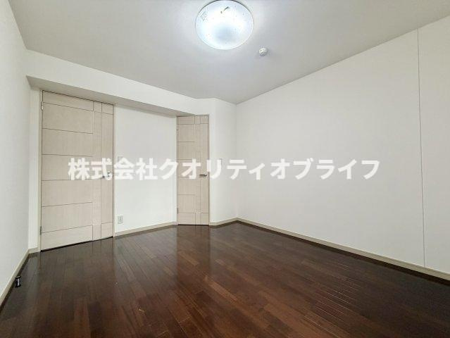大型のベッドを配置しても圧迫感のない、ゆとりある広さを確保した洋室。1日の疲れをゆったりと癒す主寝室にふさわしく、落ち着いたインテリアで静かなプライベートタイムを演出できる快適な空間です。