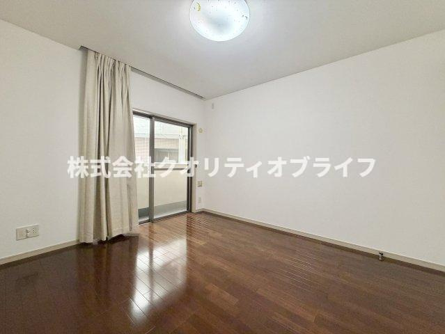 クローゼット完備で整理整頓が習慣化しやすい、子供部屋に最適な洋室。勉強デスクやベッドを配置しやすい綺麗な形状で、お子様の成長に合わせてインテリアの模様替えも柔軟に楽しめる工夫された設計です。