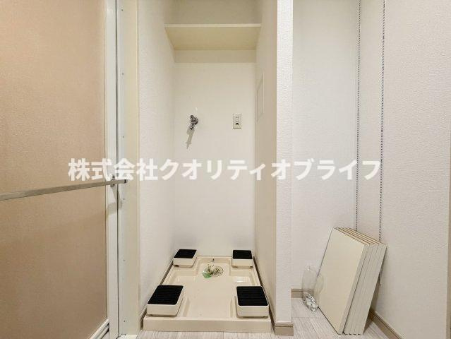 洗面所スペースに洗濯機置き場がございますので、洗濯をする動線もスムーズにできるよう確保されています。