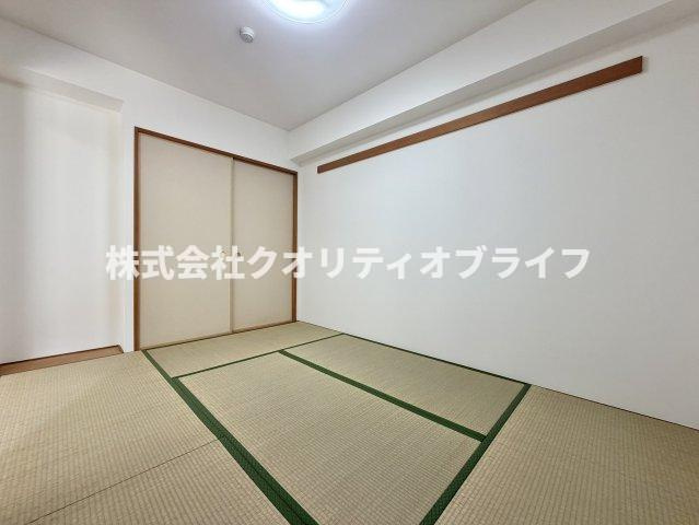 お子様のお昼寝スペースや、ごろんと寛ぐ場所に最適です。障子から入る柔らかい光の心地よさを、ぜひご体感ください。