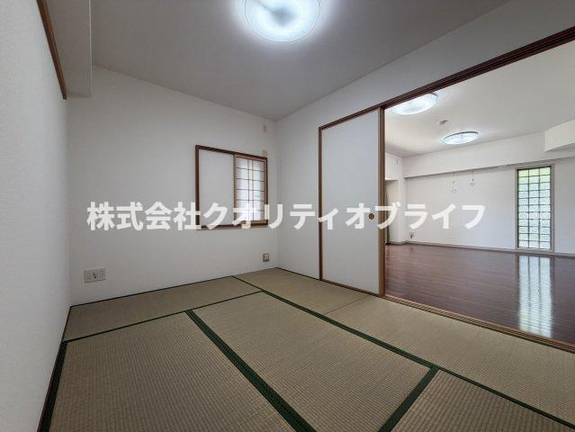 リビング横にある、どこかホッとする落ち着いた和室空間