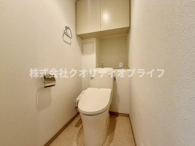 衛生的で年中快適に使用できる温水洗浄便座付きのトイレ空間。便座をいつでも清潔に保てるだけでなく、お掃除がしやすい形状になっており、日々のちょっとしたお手入れのストレスを大幅に軽減してくれます。