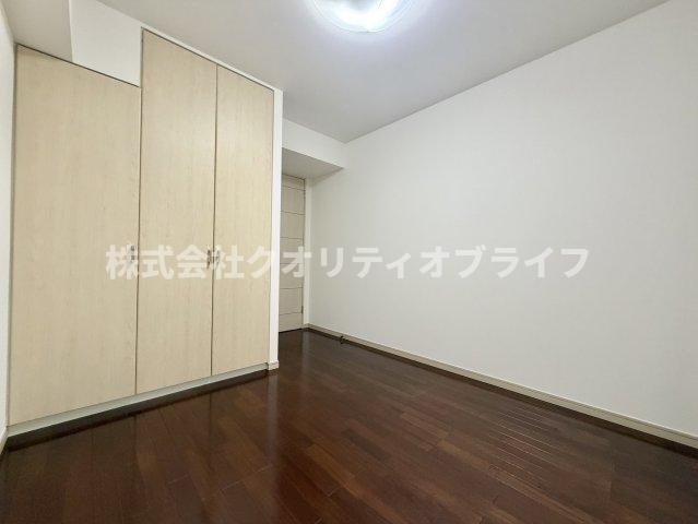 ゆとりある広さが確保された、夫婦の主寝室に最適な洋室。大型のベッドを置いても圧迫感がなく、1日の疲れを癒すプライベートな睡眠空間として落ち着いた雰囲気に包まれています。