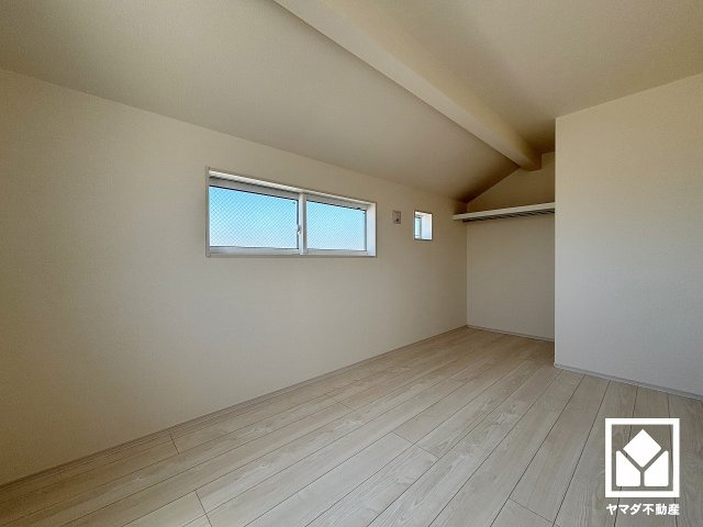 約5帖の3階洋室です。全居室2面採光。明るい陽光がたっぷり差し込む心地よい生活空間です。