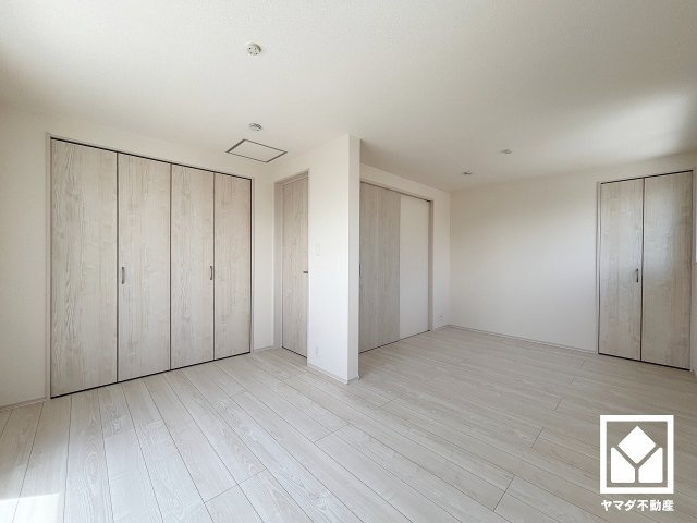 約9.5帖の3階洋室です。間仕切り壁を設置して将来の家族構成の変化に対応可能な2WAYの出入口が用意されたお部屋です。間仕切り壁の設置は有償となります。