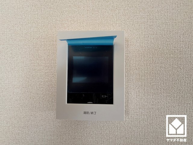 突然の来訪時にも防犯面で心強いモニター付きインターホンを完備。お留守番中のお子様も、室内からスムーズに相手の確認ができます。