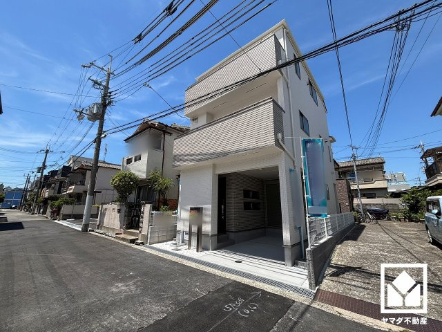 網戸を11万円（税込）で設置可能です。FIX窓・ドア（玄関・勝手口・テラス）は対象外となります。尚、表示価格は建物引渡20日前までの申込が条件となります。