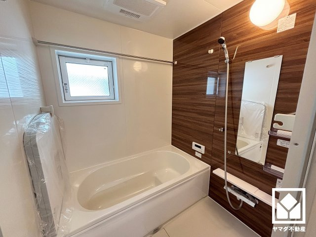 1日の疲れを癒す浴室でゆったりリフレッシュ。小窓が付いているので明るく、こもりがちな湿気もすぐ取り除くことができます。ナチュラルな木目調のアクセントパネルは落ち着いた雰囲気を演出してくれます。
