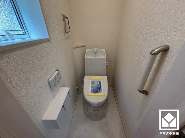 トイレが1階と2階にあるので、朝の忙しい時間にも混雑せず快適です。温水洗浄便座付きで、季節を問わずいつでも温かい便座をお使いいただけます。