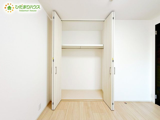 お気に入りの服やバッグがたっぷりしまえるクローゼットがあります♪