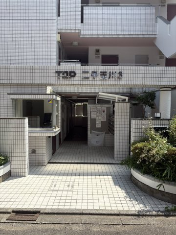 エントランス：管理人室有り　防犯面も安心ですね◎