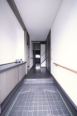 〇玄関〇　広さのある玄関です。ホールには手すりがございます。