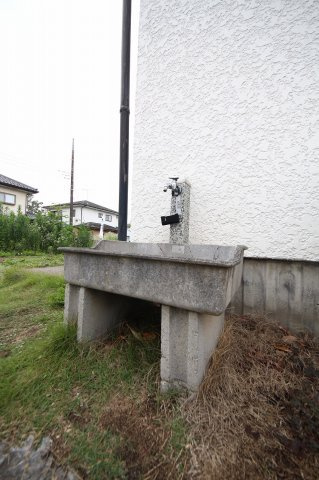 〇立水栓〇　玄関わきに水栓がございます。