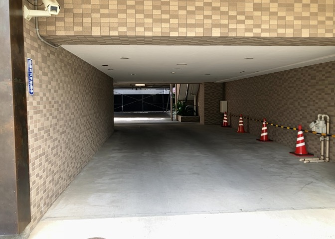 中庭（パティオ）とは、一つの建築物の内部に設けられた、壁などで囲われている庭のことを指します。コの字型、ロの字型が主流ですが、L字型の中庭もあります。最近では、インテリア性の高さからも人気があります。