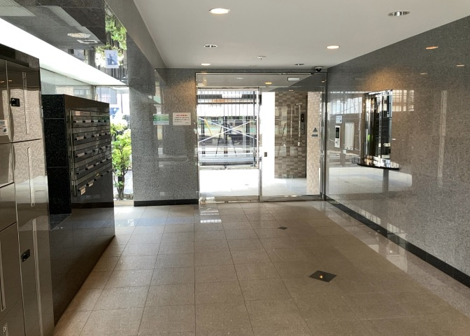 マンションのエントランスには、もともと風よけや防犯の役割がありますが、マンションによって宅配ボックスなどの設備が備わっている所もあります。日々の生活をイメージしながら生活しやすさをチェックしましょう。