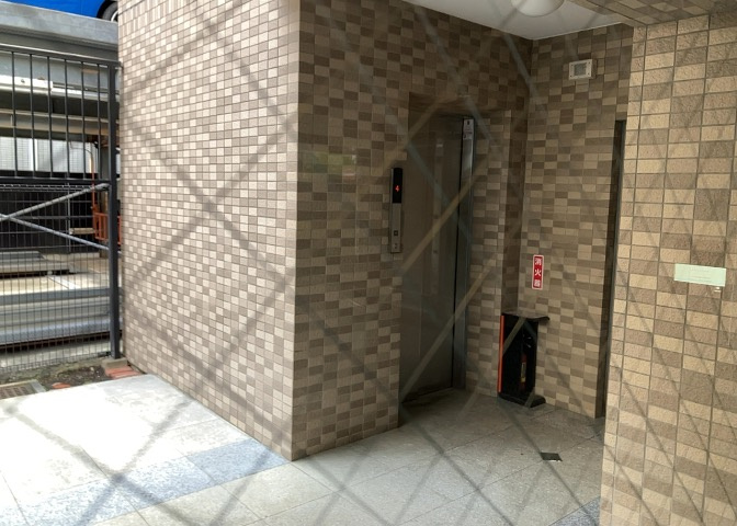 ラウンジは、マンションの共用スペースに椅子やテーブルなどを配置した利用者が寛げる空間です。屋内型ラウンジと屋外型ラウンジがあります。共用部分の管理状況と合わせて、詳細については現地でご確認ください。