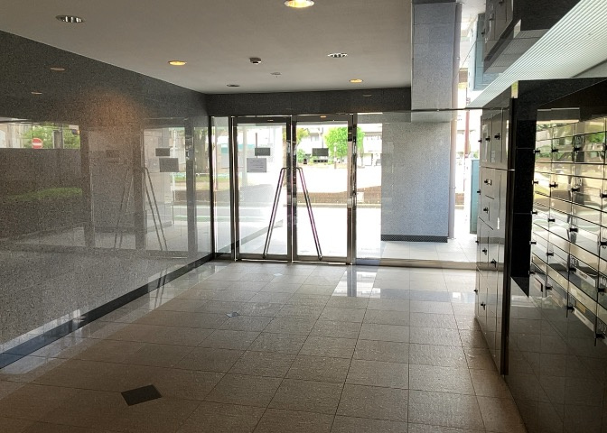 ロビーというと、エントランスと何がちがうの？と思いますよね。実はロビーとエントランスには明確な決まりはありません。物件によっては、エントランスを入って広がるある程度の広さのある空間がロビーとなります。