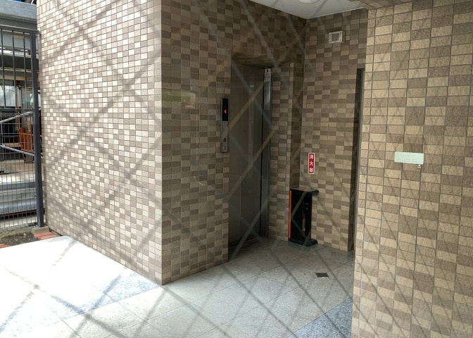 共用部分は、一棟の建物に住む区分所有者全員が共同で所有するとし、共用部分の管理、補修などは、区分所有者で形成される管理組合が行います。個人の判断で勝手に変更することはできませんので覚えておきましょう。