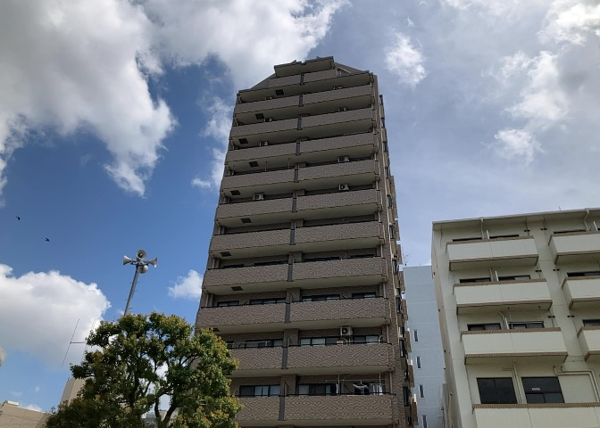 眺望の良さを楽しめるダイニングキッチンで家族団らんの時間を過ごしてはいかがでしょうか。バルコニーから見える景色を家族で眺める時間は、時間が経つのを忘れてしまいそうですね。是非、現地を見に行きましょう！