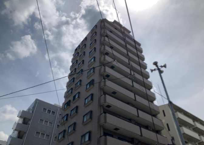 道幅が広い場所は日当たりや風通が良好です。幅が広いのですれ違いも可能ですし大きな車でも駐車可能！一方で、大型車が通ることも多くなるため交通量の増加により騒音に繋がります。また土地の値段が高くなります。