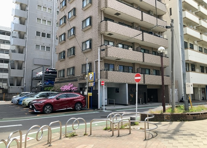 ＲＣ造、Reinforced　Concreteは直訳すると補強されたコンクリートです。主に柱や梁・床・壁が鉄筋とコンクリートで構成おり、鉄筋を組んだ型枠にコンクリートを流し込んで固めたものを指します。