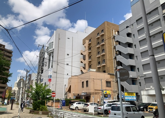 眺望を気にして物件を探す場合、前面に建物が建っていないか現地で確認しましょう！前面に建物があると景色はもちろん、日当たりや風通しにも影響が出てきます。住んだ時のことを想像しながら現地見学をしましょう。