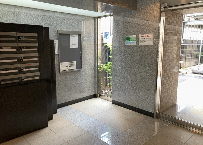 共用部分は、一棟の建物に住む区分所有者全員が共同で所有するとし、共用部分の管理、補修などは、区分所有者で形成される管理組合が行います。個人の判断で勝手に変更することはできませんので覚えておきましょう。