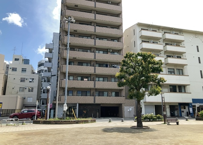外観はマンション管理がされているかの目安になります。築年数が古いと、壁面は劣化してひび割れが生じることも！建物が古びていても細かいところが修繕されていると、きちんと管理されているなぁと感じるでしょう。