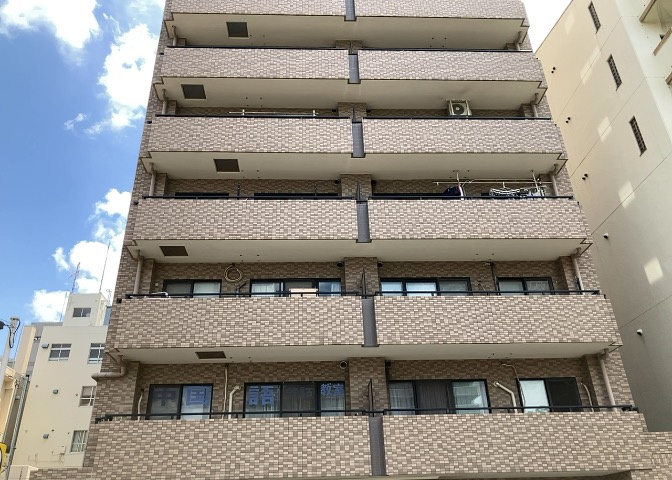 一般的なバルコニーは、奥行1.5ｍ程ですが、ワイルドバルコニーは2ｍまで広がっています。そのため洗濯物の間隔をあけ干すことができ、乾きやすいというメリットや、ガーデニングが楽しめる等の特徴があります。