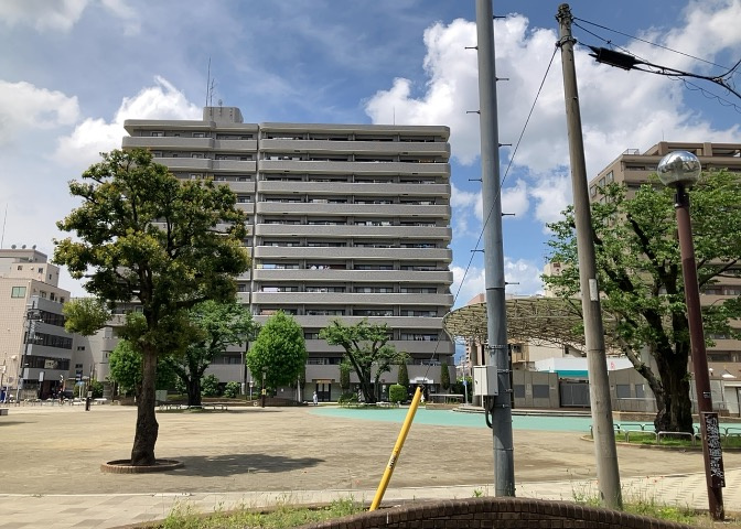 眺望の良さを楽しめるダイニングキッチンで家族団らんの時間を過ごしてはいかがでしょうか。バルコニーから見える景色を家族で眺める時間は、時間が経つのを忘れてしまいそうですね。是非、現地を見に行きましょう！