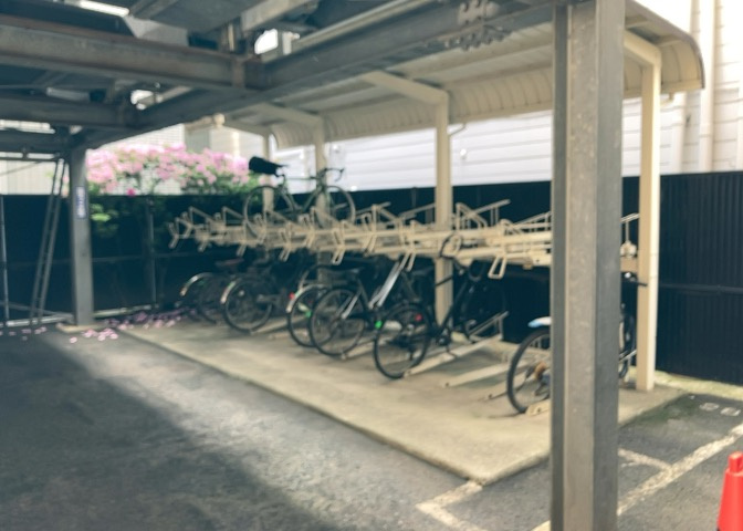 車一台あたりに必要なスペースは、標準サイズの普通自動車で横幅2m50cm、長さ5mは必要になります。ただし、乗降のことも考慮して横幅3m30cm、長さ5m50cmほどは確保できるところを選びましょう。