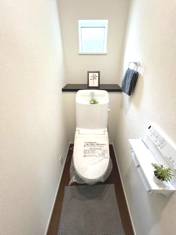 1階トイレには快適な温水洗浄便座付き
