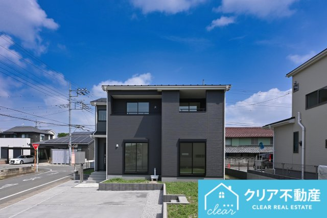スッキリクリアな青空に映えるエクステリア！　日当たり良好な立地です♪