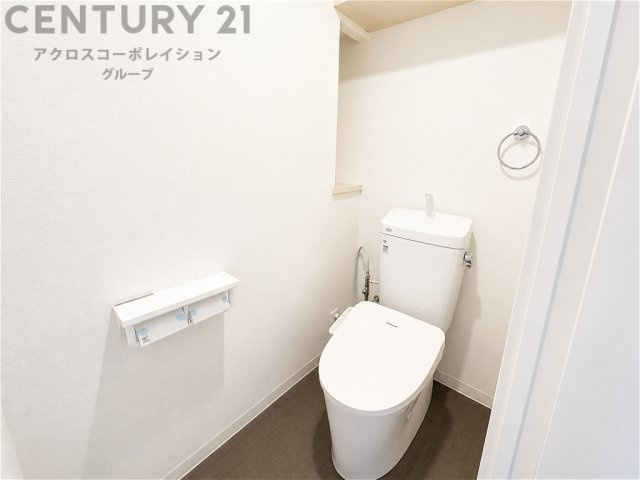 温水洗浄便座付トイレは温水洗浄機能により、暖かい水でおしりを洗浄することができ、冷たい水を使う従来の便座に比べ、温水洗浄機能で暖かいトイレを提供し、快適な使用を可能にします。