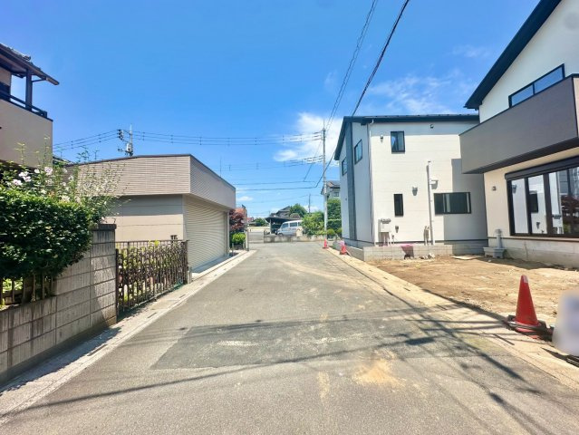 1号棟　広々19.5帖のリビング空間・キッチン・洗面・浴室がまとまった水回り動線で、家事の移動もスムーズです。4LDK・WIC・SIC付き！並列駐車2台可(車種による)！