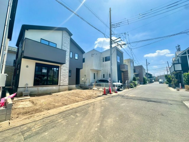 1号棟　広々19.5帖のリビング空間・キッチン・洗面・浴室がまとまった水回り動線で、家事の移動もスムーズです。4LDK・WIC・SIC付き！並列駐車2台可(車種による)！