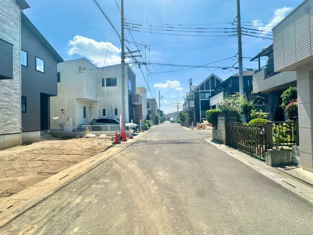 1号棟　広々19.5帖のリビング空間・キッチン・洗面・浴室がまとまった水回り動線で、家事の移動もスムーズです。4LDK・WIC・SIC付き！並列駐車2台可(車種による)！