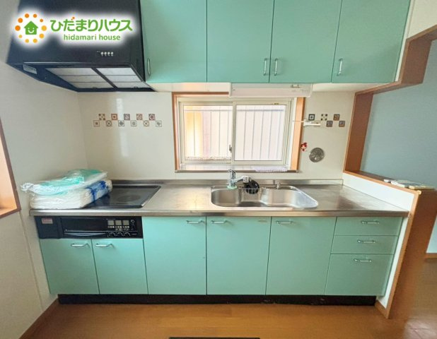 清潔感あふれる広々キッチンです♪　　換気扇のフィルターは未使用品をそのままお渡しいたします♪　リビングと隣り合っているので、料理をしながらでも子供の様子が見えて安心ですね♪