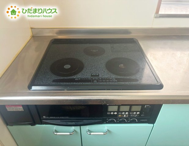 三口コンロなのでお料理効率UP♪　IHコンロはお手入れが簡単でいいですよね♪